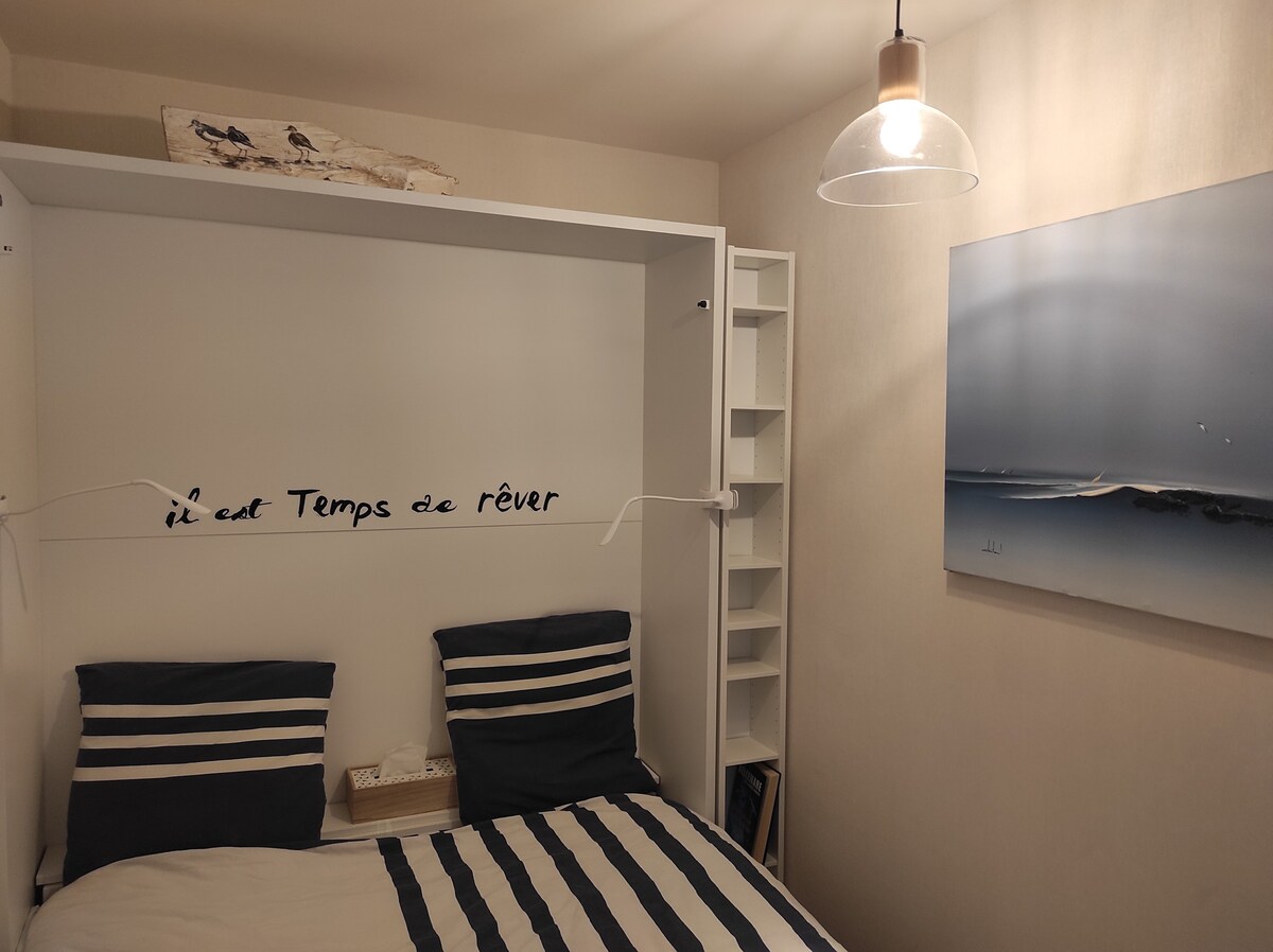 配备新床上用品的卧室区域