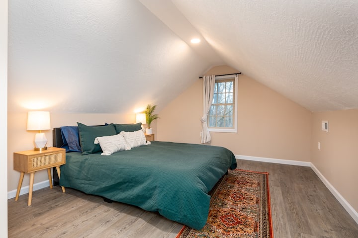 Uno de los dos dormitorios * en la planta superior*, el dormitorio queen tiene las mejores vistas del arroyo y cortinas opacas para garantizar una buena noche de descanso.