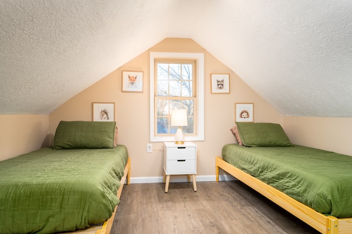 Este segundo dormitorio *arriba* contiene dos camas individuales.