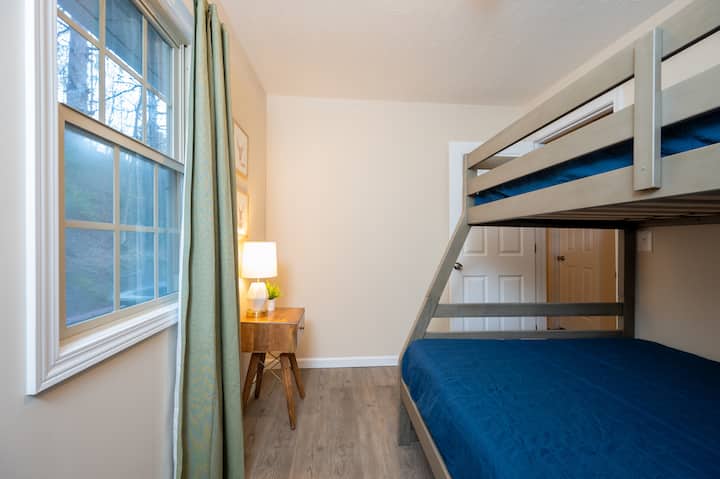 Esta habitación con literas está en el piso principal y tiene capacidad para 3 personas con una cama de matrimonio en la parte inferior y una individual en la parte superior. 