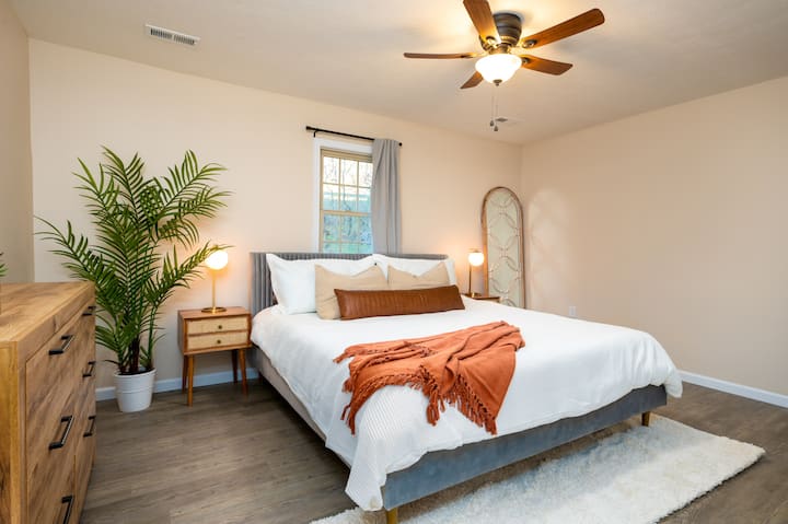 La suite King incluye un televisor inteligente y un baño completo conectado con cortinas opacas y un armario.