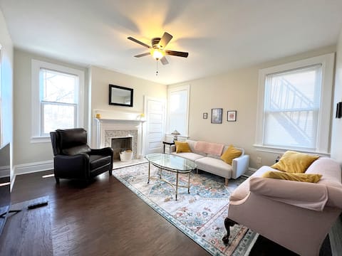 Light and Bright Apartment in Bellevue-30 Day Min.