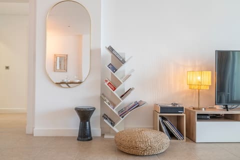 Top performing Airbnb: Bright apt with Burj Al Arab views & beach access in Palm Jumeirah