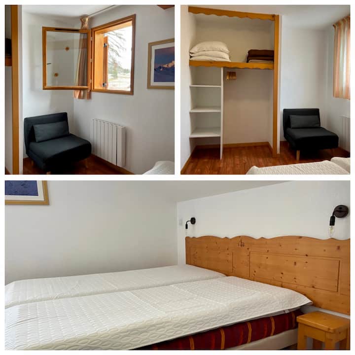 Etage - Chambre 2 : 2 lits simples (90x200) & 1 fauteuil convertible (90x200) - Les lits ne sont pas bordés par un encadrement 