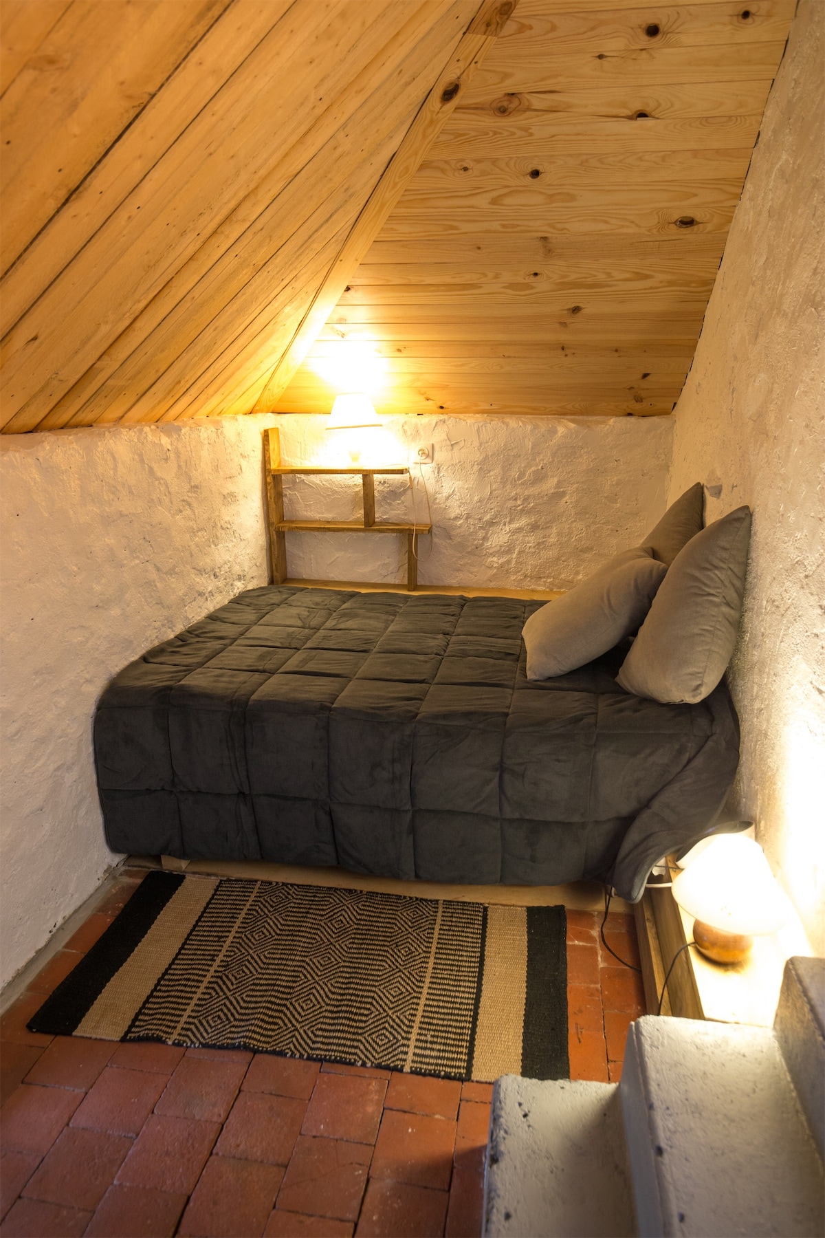 Zadná spálňa. POZOR! Matrac má rozmery 140 x 182 cm, takže je rezervovaný pre ľudí do 1 m75!!!