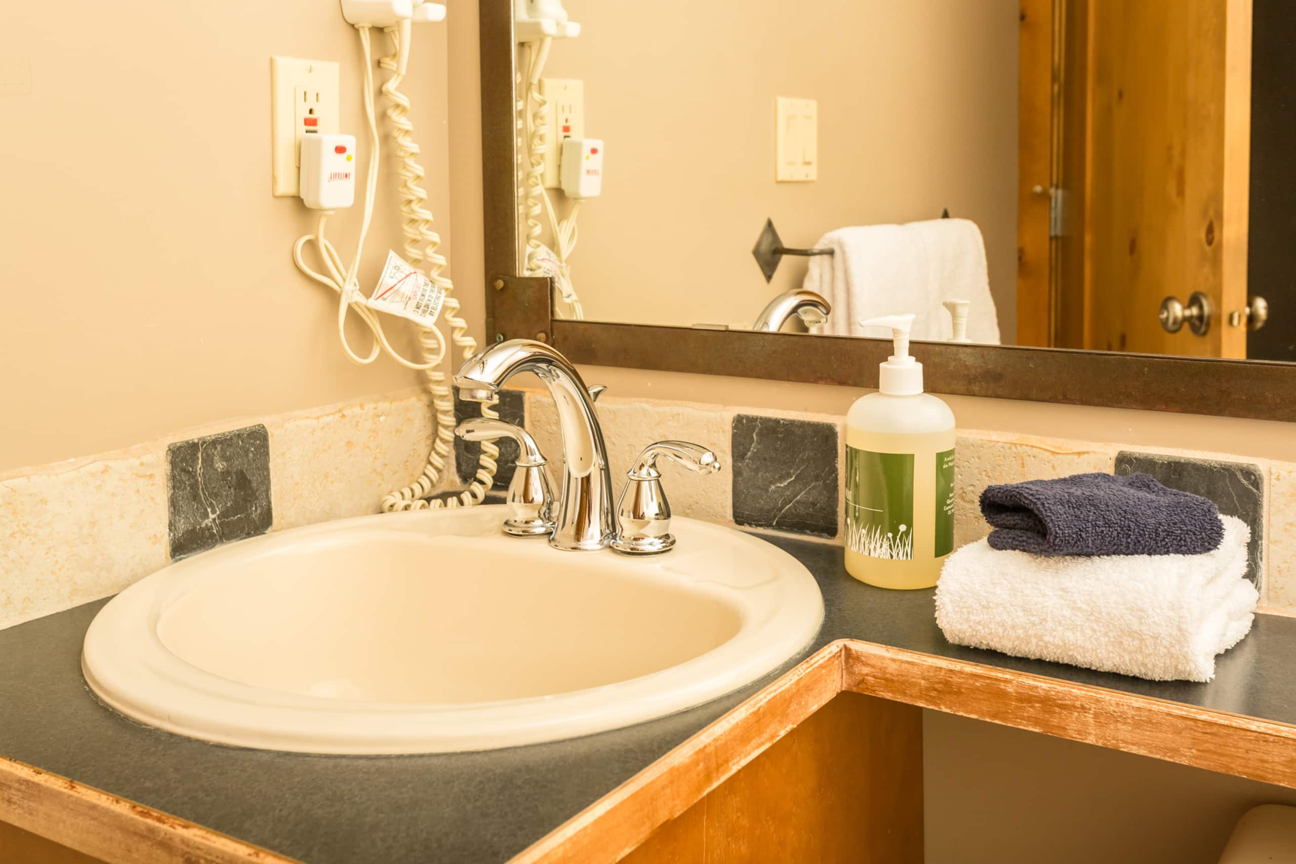 Lovely 1 bedroom condo near Fernie's Alpine Resort - Photo 13