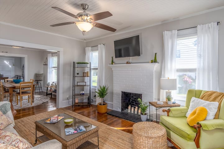 Всекидневна.  Телевизор, свещи с дистанционно управление в камина за атмосфера.  Живи растения, удобни мебели.