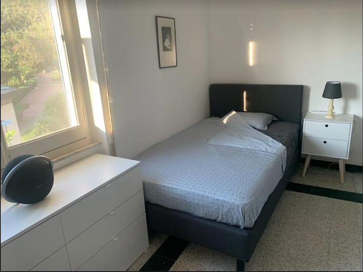 ห้องนอน 2 ชั้น 1

2 เตียง 120 ซม. ตู้เสื้อผ้า 2 ตู้ในห้องและลิ้นชัก 1 ตู้โต๊ะข้างเตียง 2 ตัว 