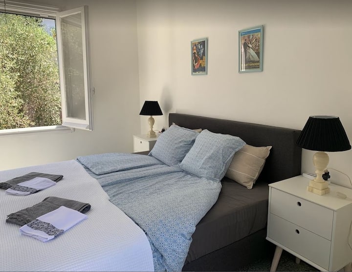 ห้องนอนใหญ่ชั้น 2 พร้อมตู้เสื้อผ้าและทางไประเบียง