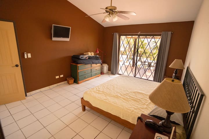 Dhoma e gjumit #1 w/verandë e mbuluar.