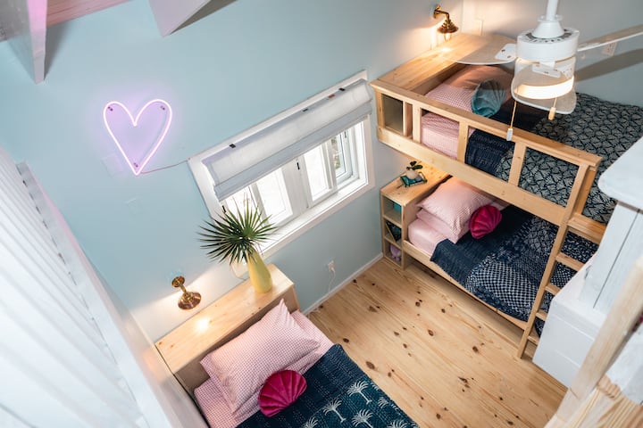 Køjeseng omfatter køjesenge og et loft med 5 tvillinger og 1 dronning!