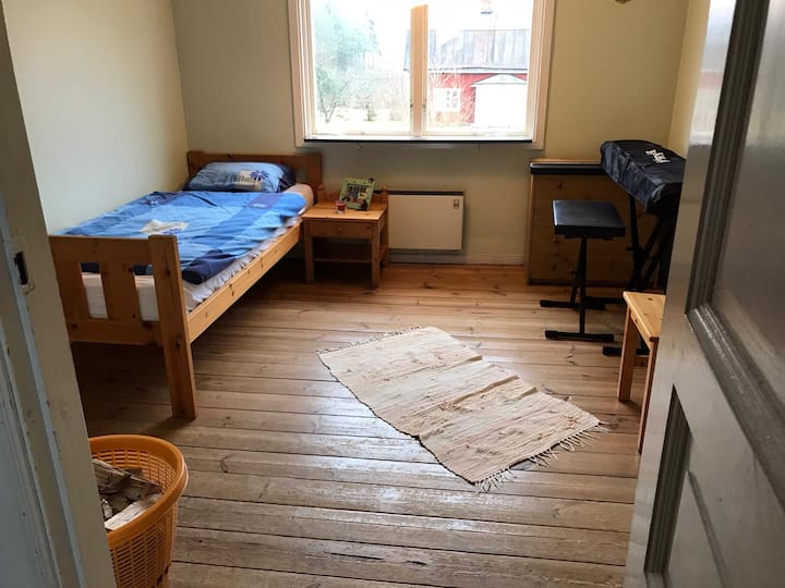 3号卧室配有单人床、电钢琴和木炉