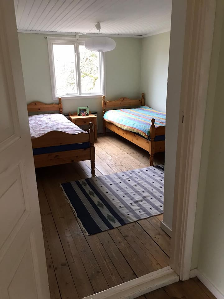 2号卧室配备2张单人床
