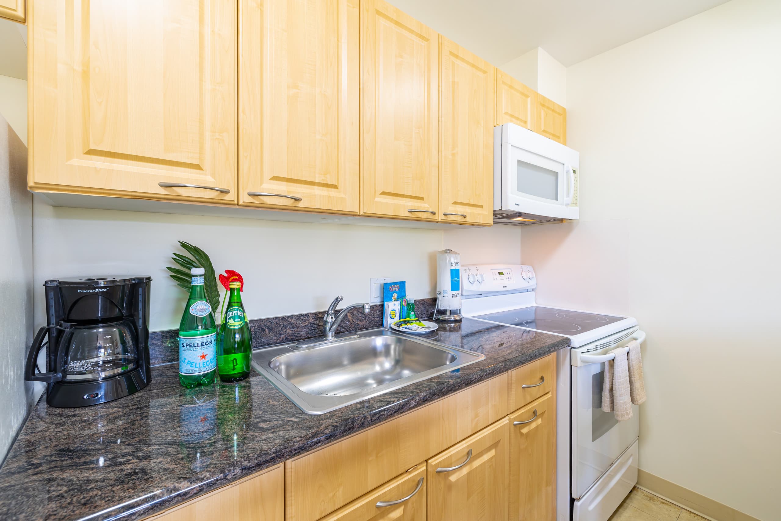 Condo in Honolulu · ★4.71 · 2 bedrooms · 3 beds · 1 private bath - Image 14
