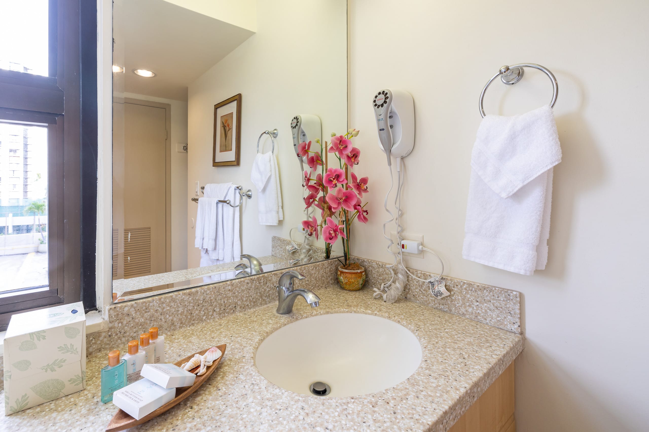 Condo in Honolulu · ★4.71 · 2 bedrooms · 3 beds · 1 private bath - Image 8