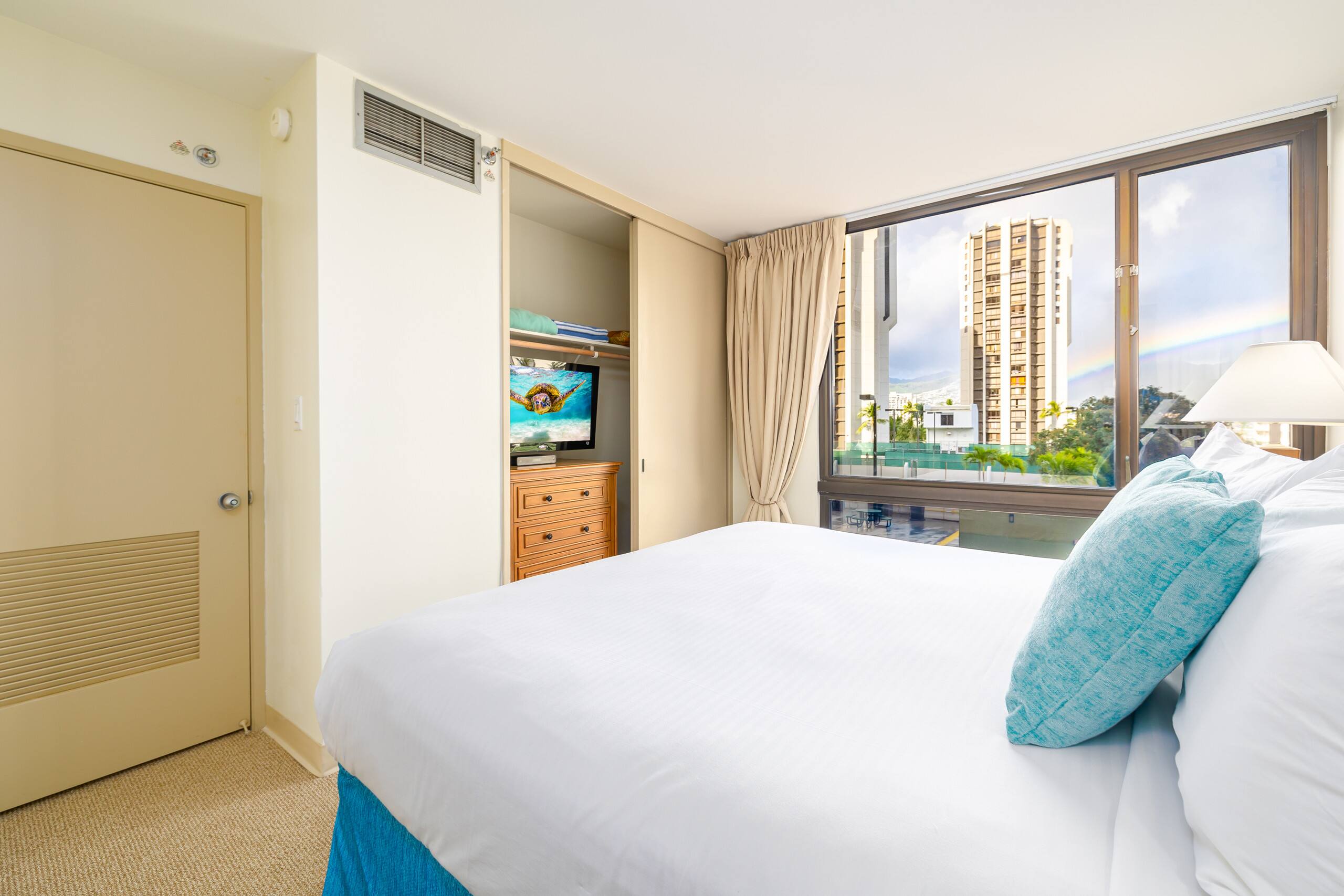 Condo in Honolulu · ★4.71 · 2 bedrooms · 3 beds · 1 private bath - Image 18