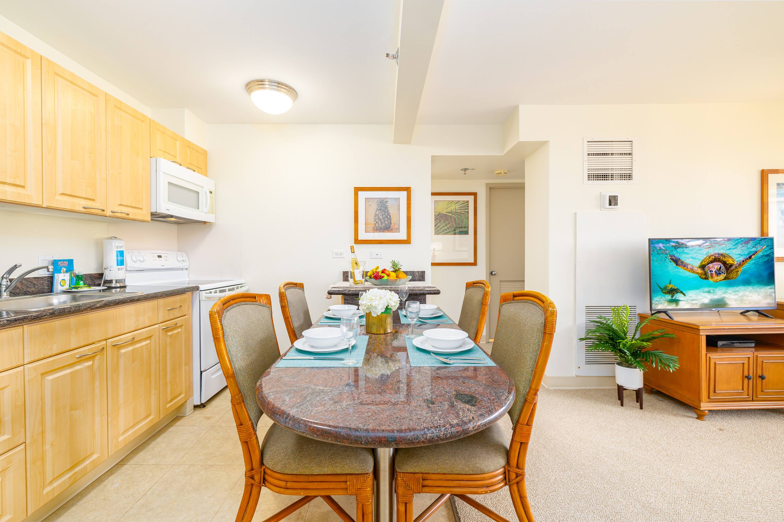 Condo in Honolulu · ★4.71 · 2 bedrooms · 3 beds · 1 private bath - Image 15