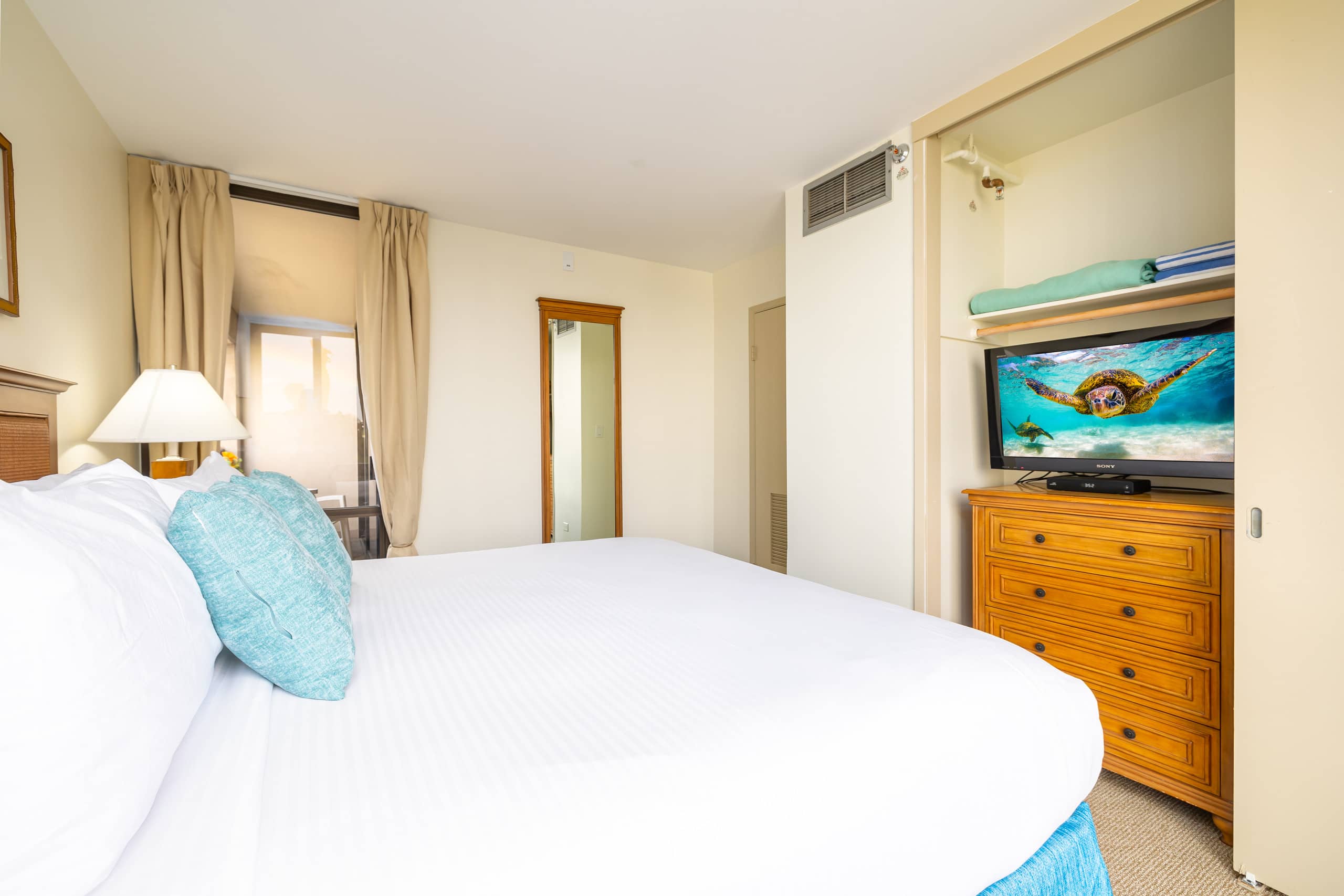 Condo in Honolulu · ★4.71 · 2 bedrooms · 3 beds · 1 private bath - Image 19