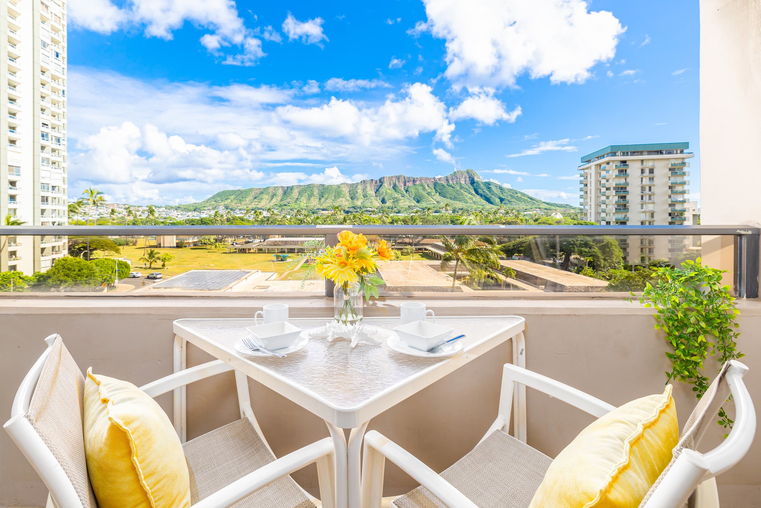 Condo in Honolulu · ★4.71 · 2 bedrooms · 3 beds · 1 private bath - Image 2