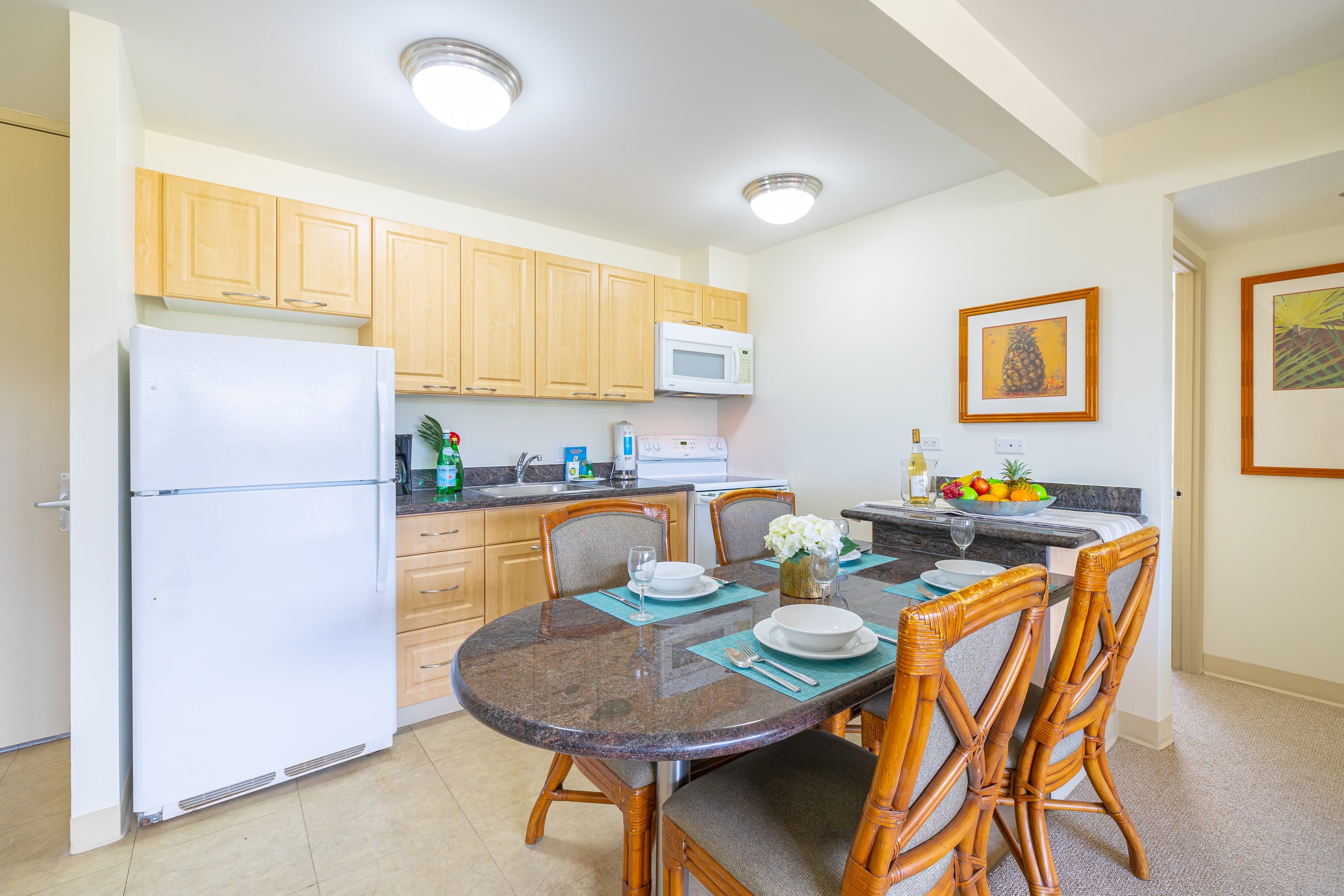 Condo in Honolulu · ★4.71 · 2 bedrooms · 3 beds · 1 private bath - Image 3