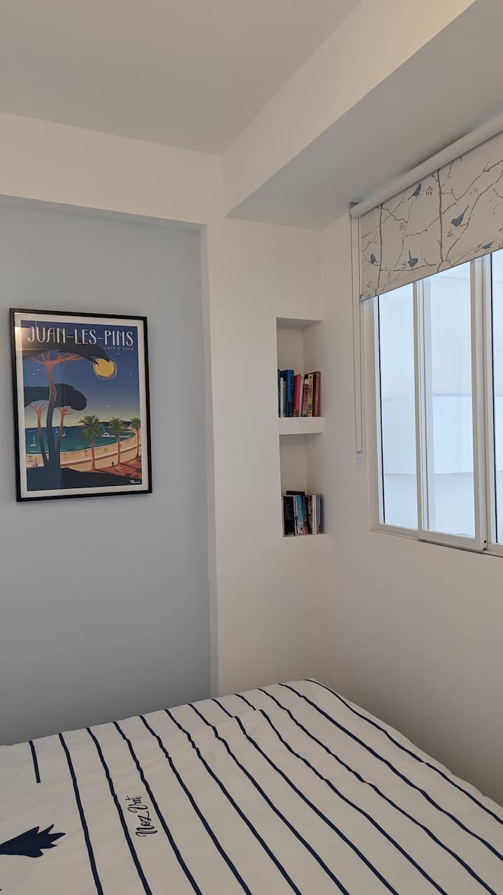 Საძინებელი სივრცე ორადგილიანი საწოლით 
