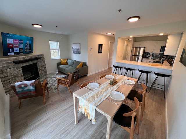 Modern Condo Vacation Vibes in the City – 2 Bed