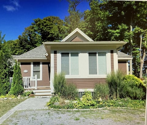 Quaint, Spacious Picton Cottage w/Resort Amenities