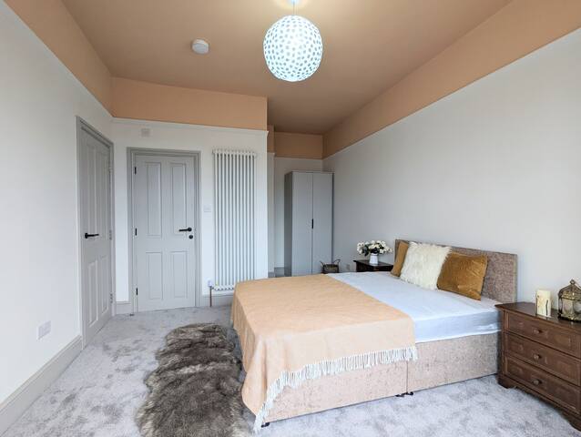 The Derby gallery image 3