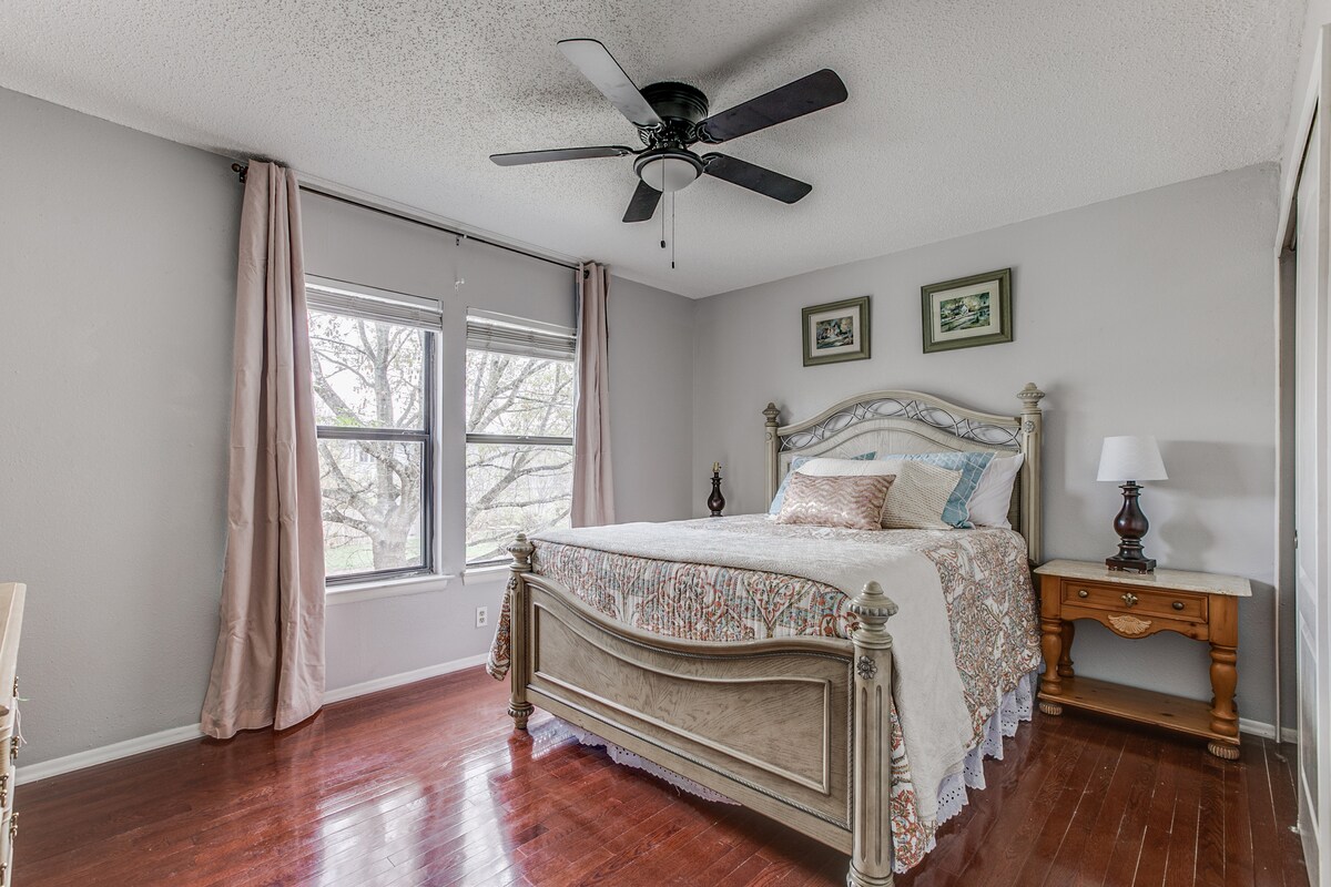 Habitación 2 con una cama queen. 