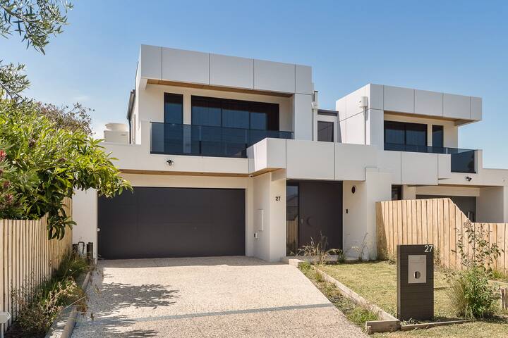 Safety Beach Haven – Brand New with Heated Pool gallery image 2