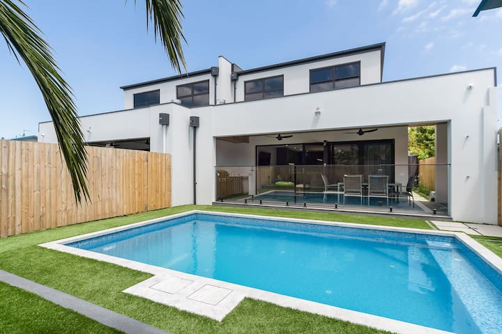 Safety Beach Haven – Brand New with Heated Pool