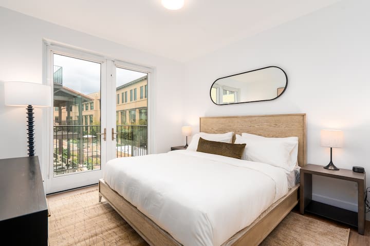 Mint House Menlo Park | Caltrain-Facing 2BR Apt gallery image 2