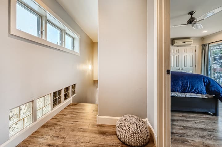 Salla lart, në të majtë është poshtë, në të djathtë është dhoma kryesore e gjumit.