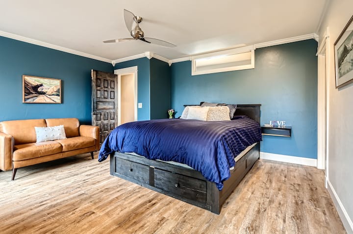 Dhoma kryesore e gjumit, numëro 1200 çarçafë egjiptianë, sallë pritjeje, ventilator tavani.