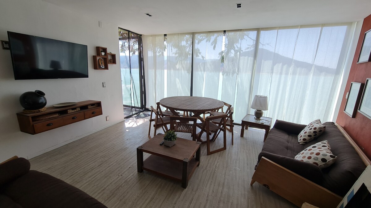 Popular Airbnb listing: Lake view apartment + Pergola, Pool and VIP Jacuzzi in Centro