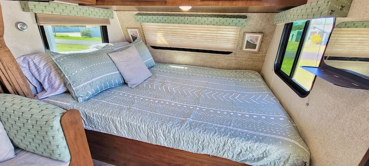 يمكن أن تستوعب منطقة النوم الرئيسية شخصين بالغين