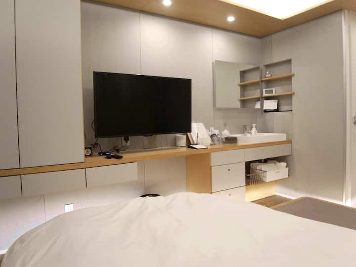 3F/izba, posteľ (3 alebo viac osôb možno použiť samostatne položením futónu)