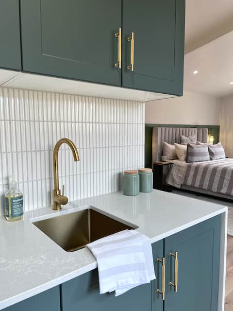 Brand New Studio / 400m To Town / Pet Friendly