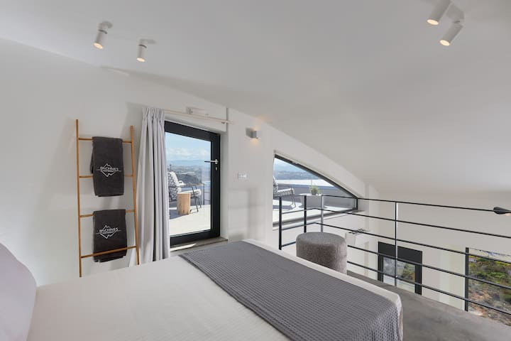 เตียงชั้นบนในห้องใต้หลังคา