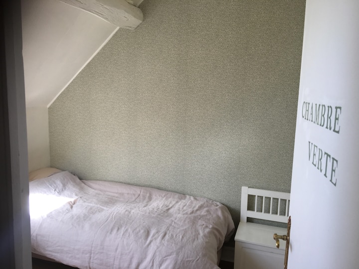 غرفة خضراء، 1 سرير فردي.