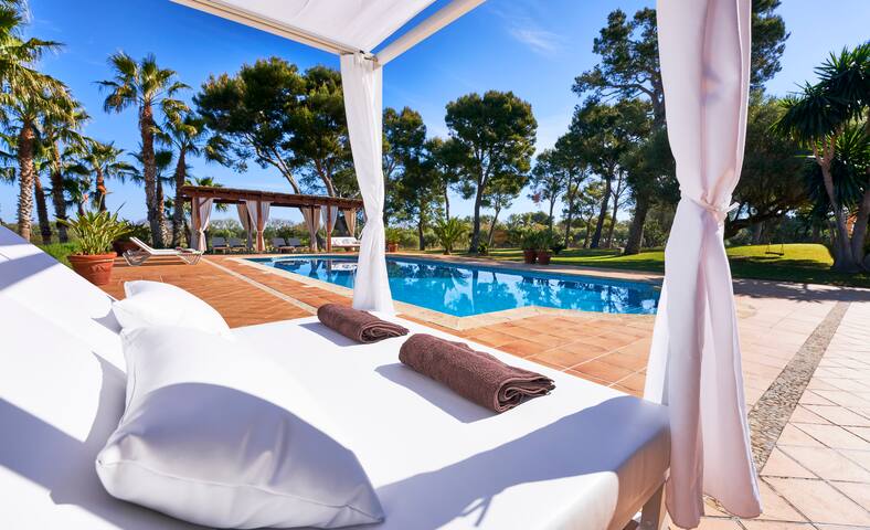 Beautiful private villa for up to 12 people gallery image 2