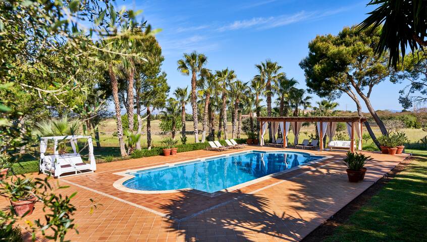 Beautiful private villa for up to 12 people gallery image 4