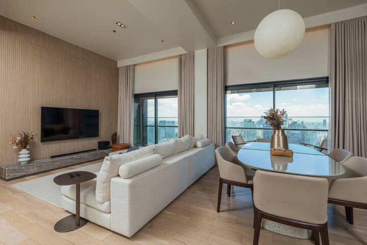 Stunning Modern 2BR City-Center with Amazing Views gallery image 5