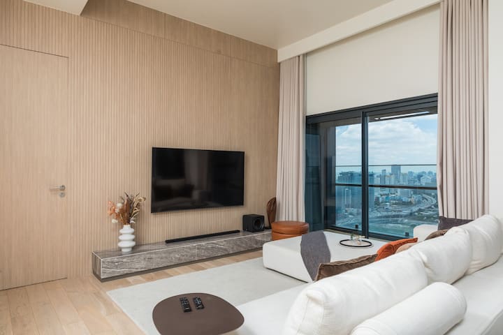Stunning Modern 2BR City-Center with Amazing Views gallery image 2