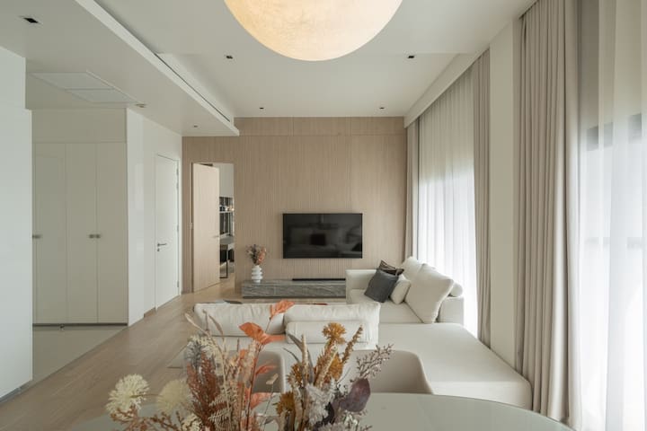 Stunning Modern 2BR City-Center with Amazing Views gallery image 4