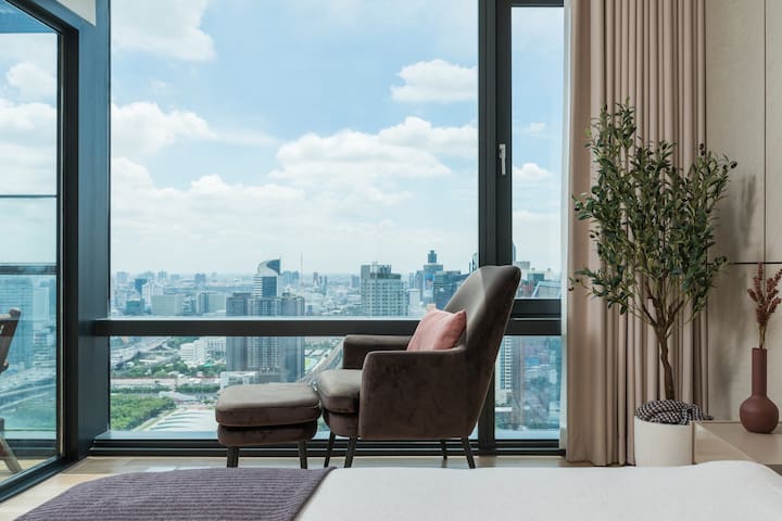 Stunning Modern 2BR City-Center with Amazing Views gallery image 3