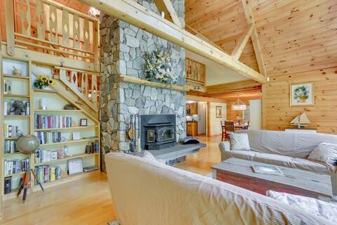Pocono Dog-Friendly Home - Delaware River/Hot Tub!