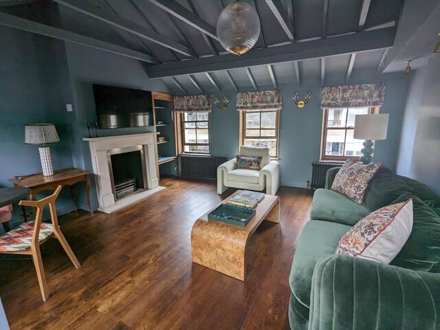 Stunning Period Property, 3 bedrooms with Aircon gallery image 3