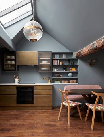 Stunning Period Property, 3 bedrooms with Aircon gallery image 2