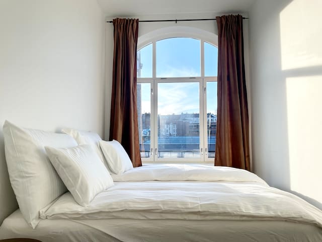 Super spacious apt by river